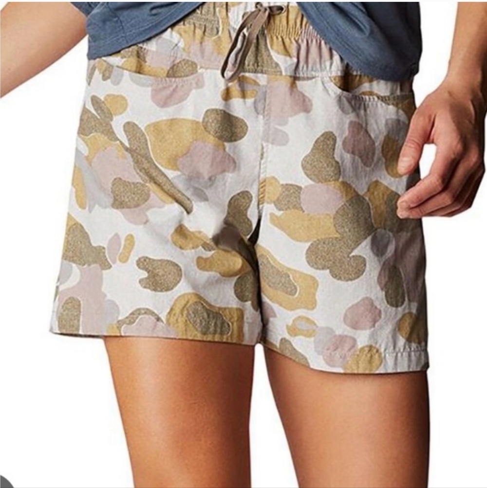 Mountain Hardware Shorts - Size L